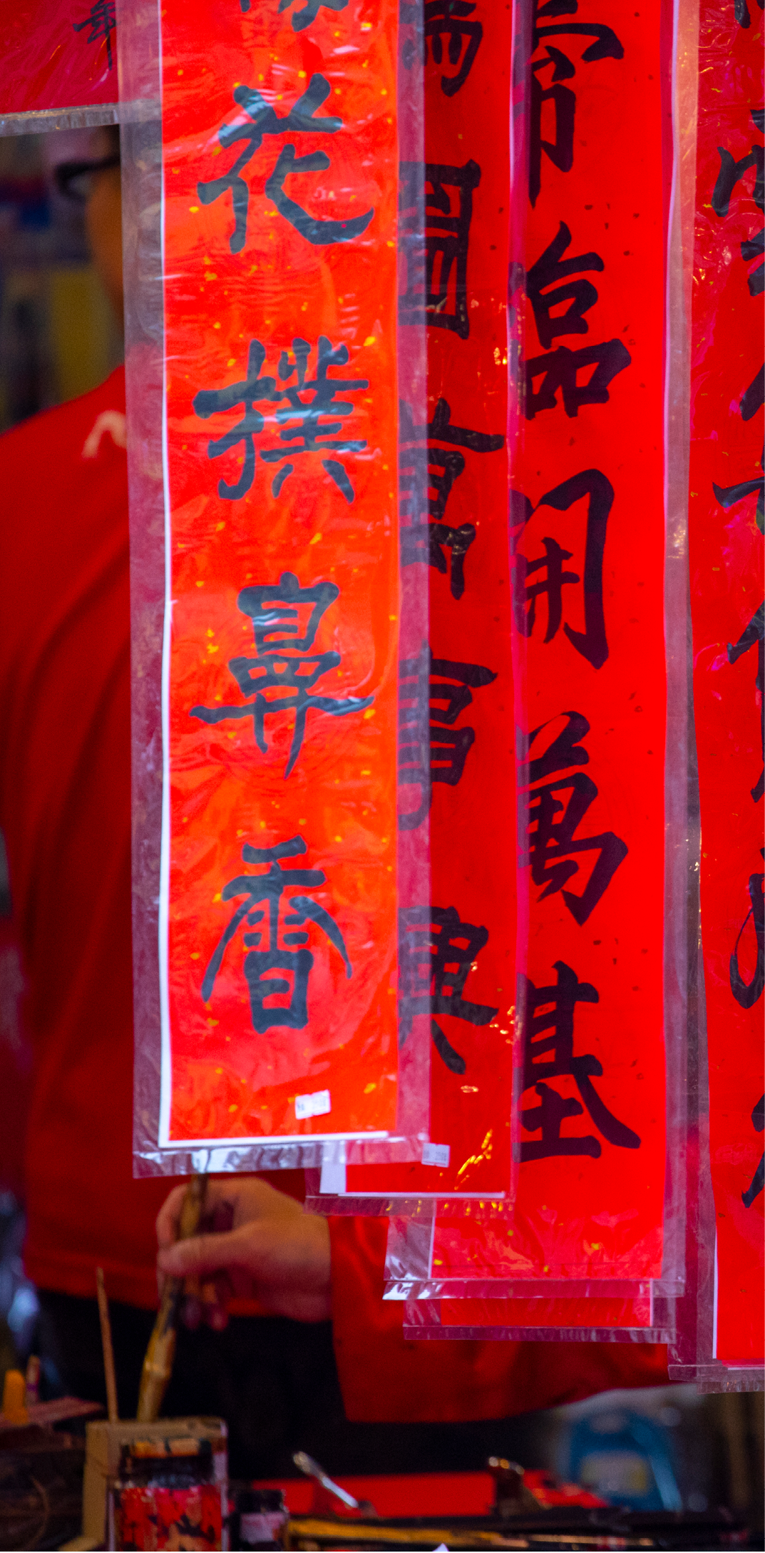 Chinese merchants sell Spring Festival couplets and ornaments during the Spring Festival The text is: the language of Chinese New Year blessing